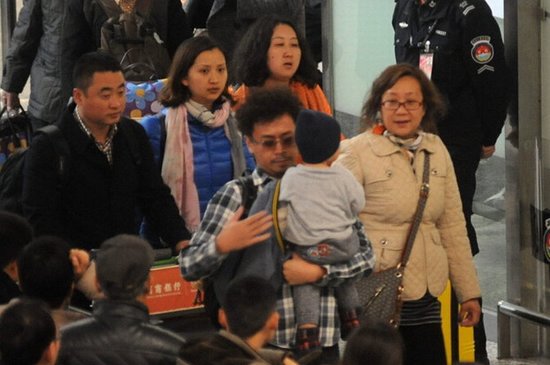 王学兵日前被拍到抱萌娃与妻子同亮相