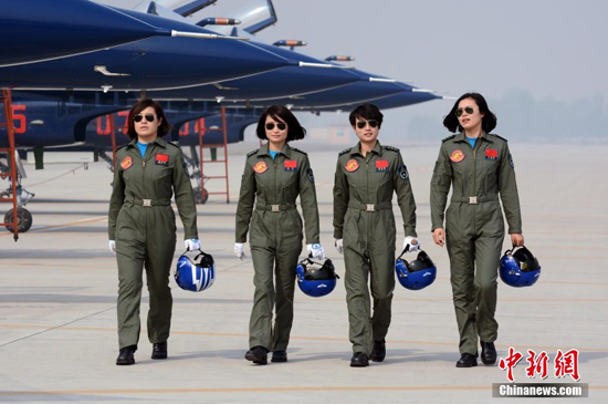 中国首批歼击机女飞行员将驾机海外首秀