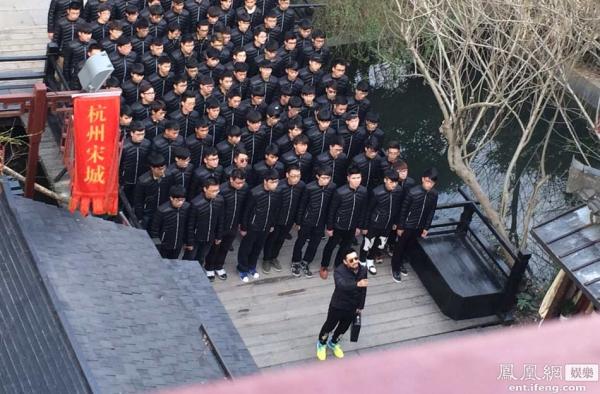《跑男》录制现场曝光 黄晓明变黑衣人惊喜现身