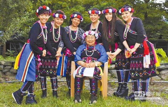 张惠妹因二姐病逝精神崩溃 已赶回老家奔丧