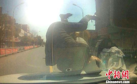 男子与女友吵架赌气撞车自杀未遂反赔600元