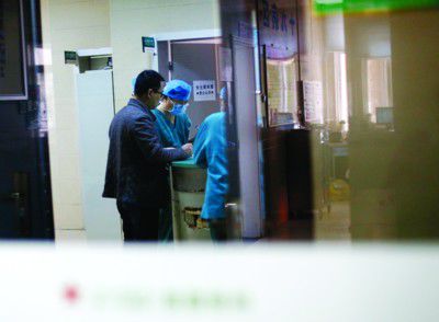 伤者的堂哥在手术事项上签字