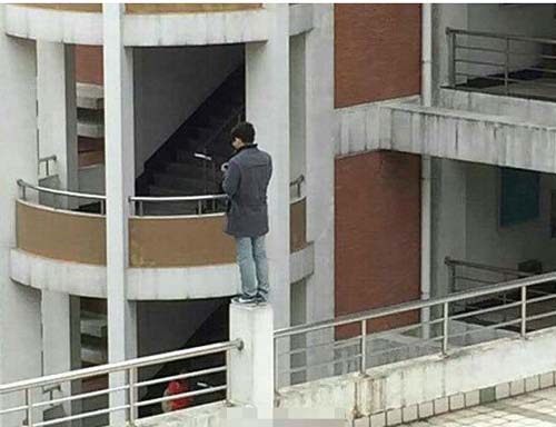 大学生表白失败当众跳楼跳楼报答父母数十年养育之恩实在令人寒心