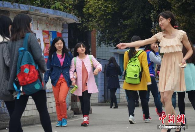 男扮女装卖卫生巾月销售额超万元 向校园情侣推销卫生巾