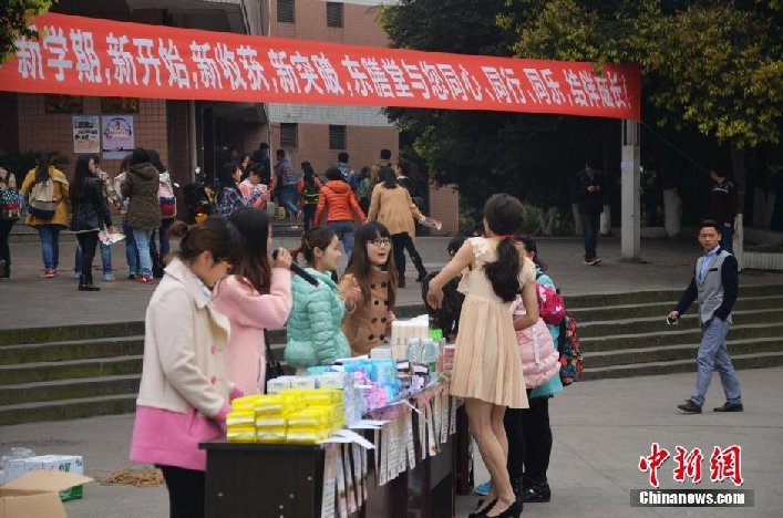 大学生男扮女装卖卫生巾月入过万