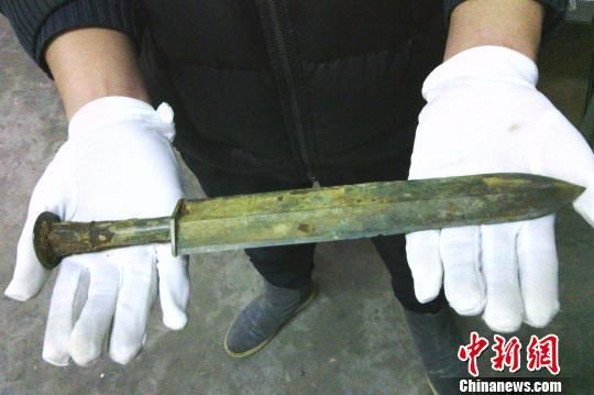 图为埋藏了地下两千多年的青铜剑，仍然寒光逼人。 韩严振 摄