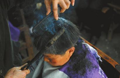 火钳烫发曾让妈妈们美翻 72岁理发师叹技艺面临失传
