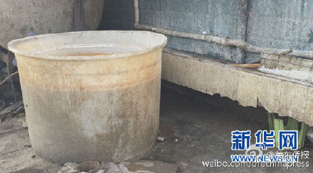 辣条生产环境肮脏 包装车间气味呛人工人手指溃烂继续工作