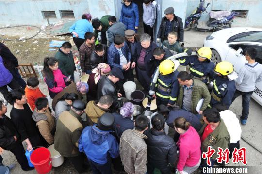 新疆阿勒泰自来水管道爆裂 2000余户居民吃水成为难题