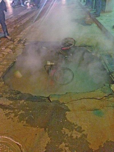 热力管道爆管致路面塌陷2名老人跌入热水坑烫伤