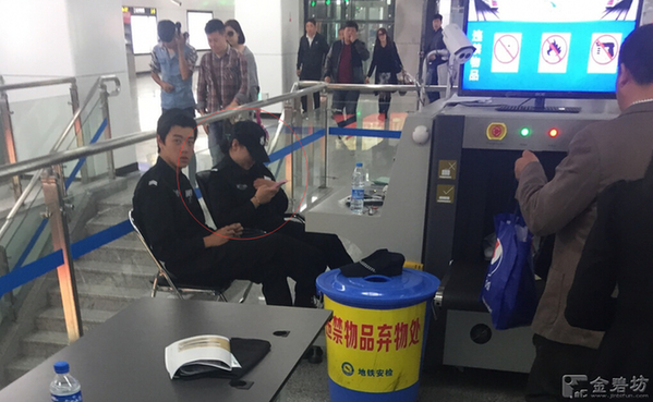 网曝昆明市民排长队过地铁安检 市民：高峰期或可增设临时安检口