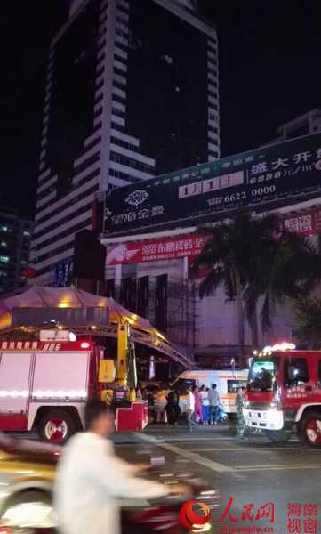 海口嘉陵大厦起火 玻璃掉落致1人重伤