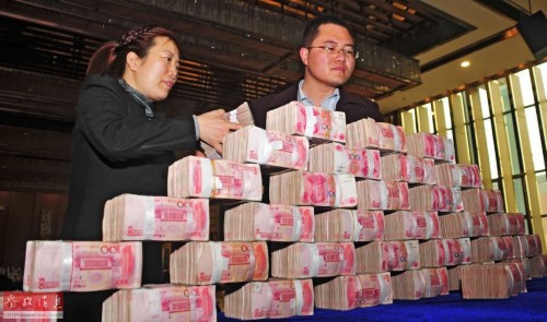 开发商摆800万现金墙遭吐槽:炫富发钱不如多做慈善