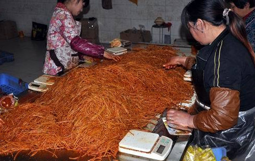 辣条生产环境肮脏 揭秘最牛零食辣条的制作过程视频