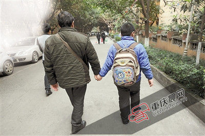 11岁男孩100块钱过17天 吃住网吧靠朋友接济 