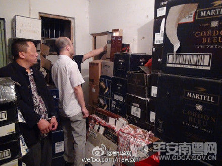 几十元的散装酒在厕所灌装卖上万 假酒也配防伪手电筒