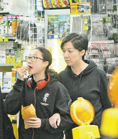 吴绮莉否认收三千万分手费 成龙或接管小龙女