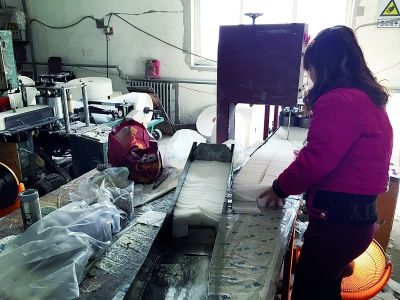 餐巾纸加工厂不戴口罩手套 工人徒手包装