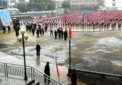 广西中学生冒雨做操领导打伞看 当地<a href='http://www.bjxxg.cn/edu/' target='_blank'><u>教育</u></a>局致歉