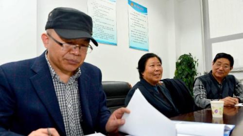3月17日，在山东省高级人民法院，聂树斌案申诉代理律师李树亭(左)在查阅相关材料。