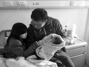 盐城90厘米袖珍妈妈冒死生下5.7斤男婴