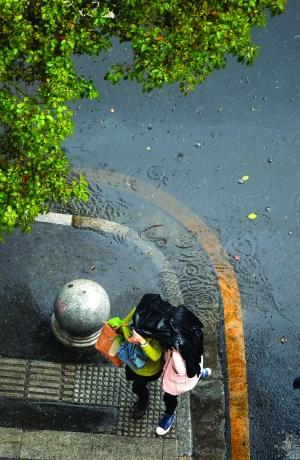 江苏昨日多地现“黑昼” 南京一天闪雷1268次(图)