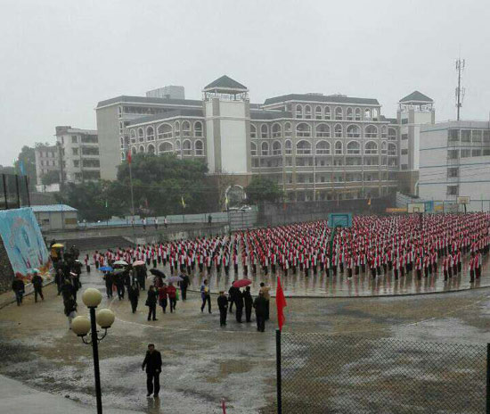 广西容县：学生冒雨做操 领导撑伞视察