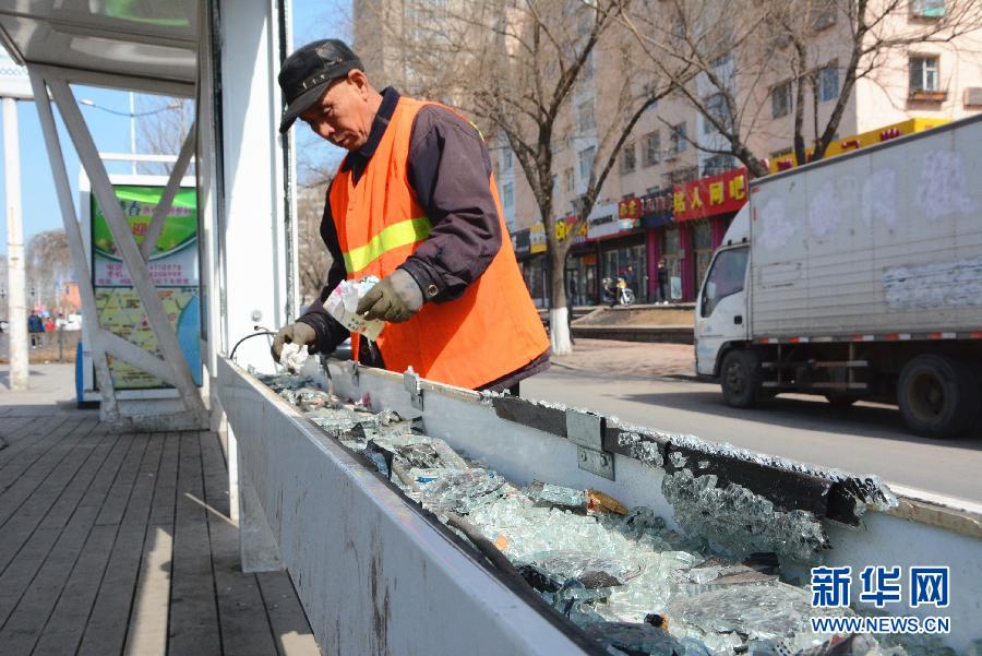 吉林市公交站桩玻璃屡遭打砸 半年损坏68块