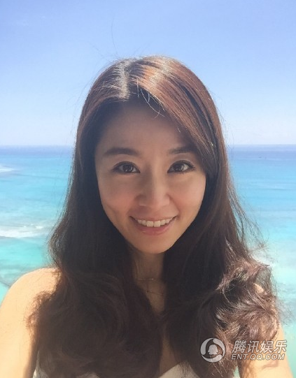 林心如晒自拍美照 背靠大海阳光明媚笑容灿烂
