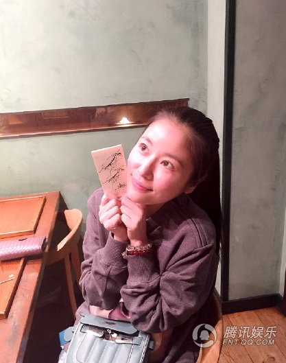 林心如晒自拍美照 背靠大海阳光明媚笑容灿烂