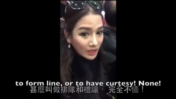 泰国女模特遭中国游客踩脚扯发 拍片斥中国人没教养(图)