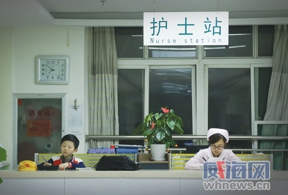 威海10岁男孩带奶奶千里求医来到济南 目前男孩在历城双语实验小学借读