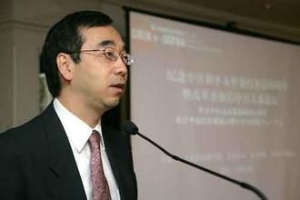 日驻华公使女装癖 表情忘我跳舞被指行动有问题