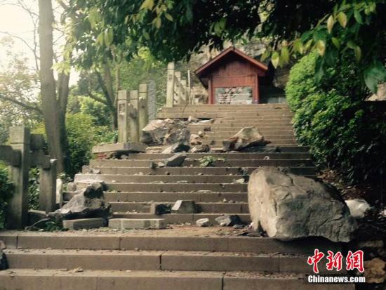 专家：桂林叠彩山岩石崩塌属自然突发性地质灾害 