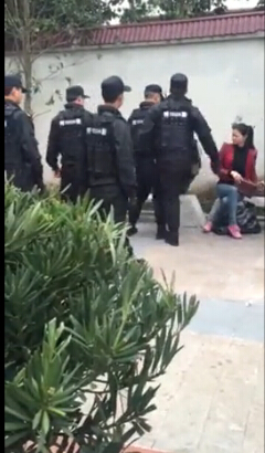 网曝“杭州警察打人”视频热传 警方称为保安与商户纠纷