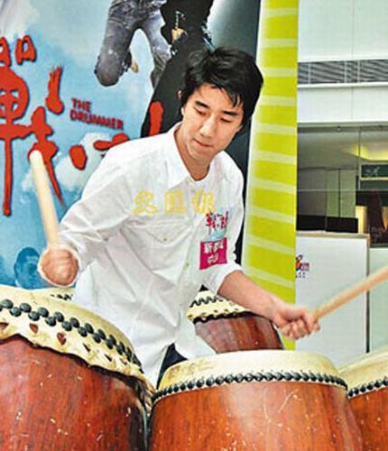 太原任性土豪开“大奔”卖小吃 房祖名曾在街头卖艺
