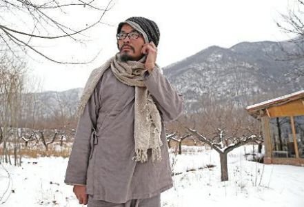 一男子放弃百万年薪 一身布衣隐修终南山