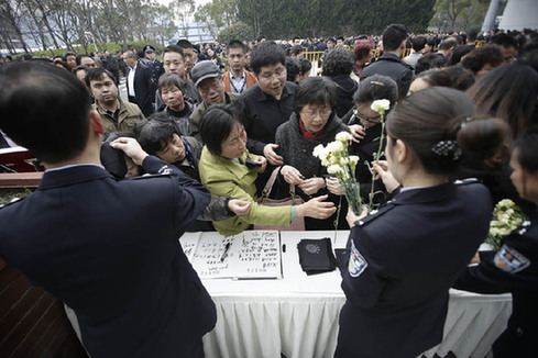 上海被拖行交警追悼会举行 众多上海市民和民警到场送别