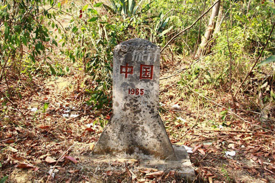 果敢难民给中国农民砍甘蔗维生