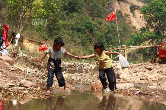 果敢难民给中国农民砍甘蔗维生