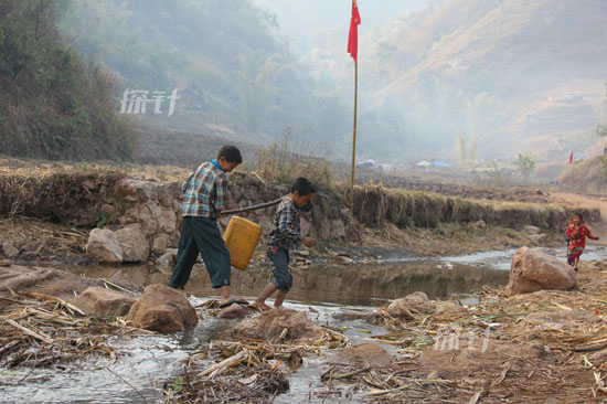 果敢难民给中国农民砍甘蔗维生
