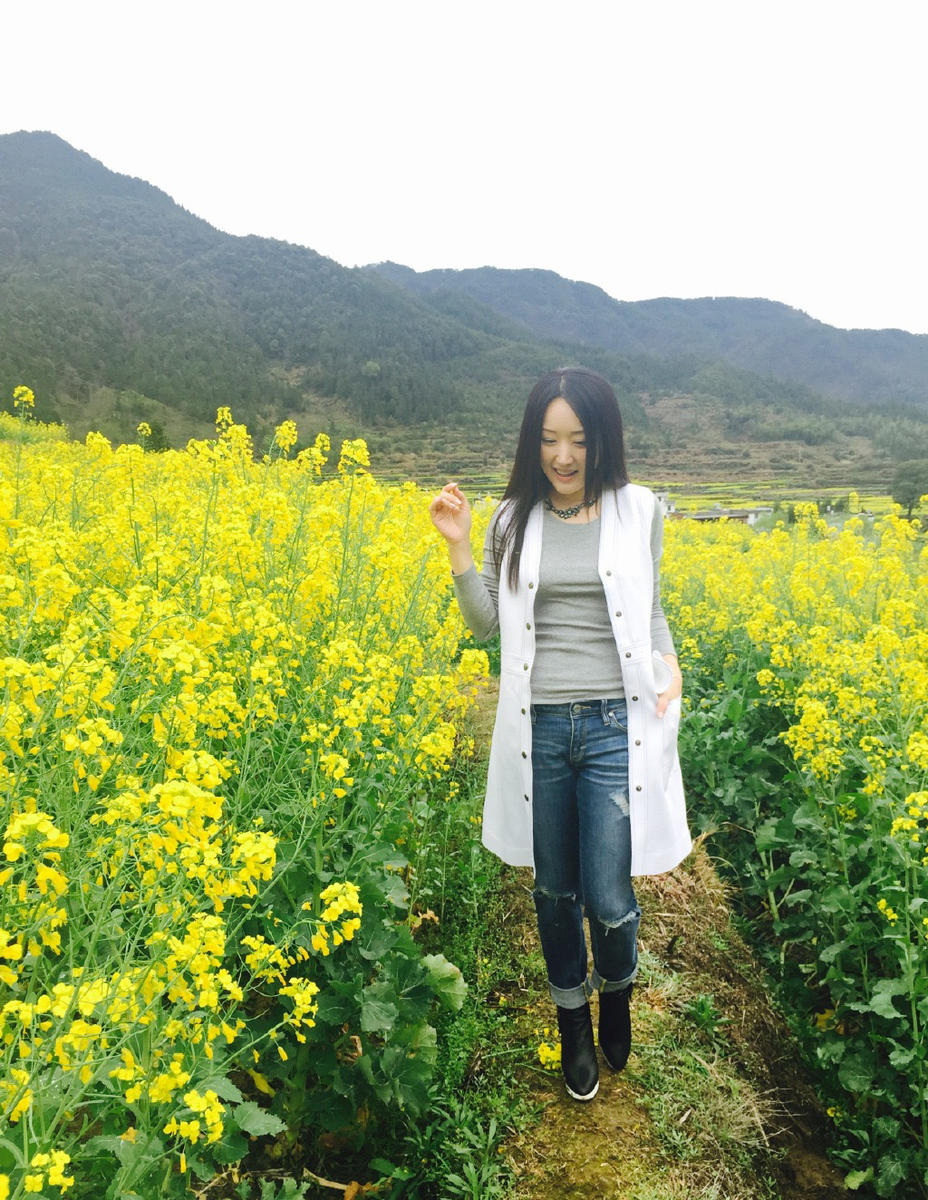 杨钰莹油菜花边甩秀发秀美腿 享受大自然