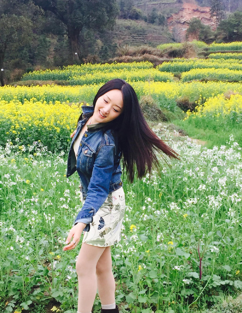杨钰莹油菜花边甩秀发秀美腿 享受大自然