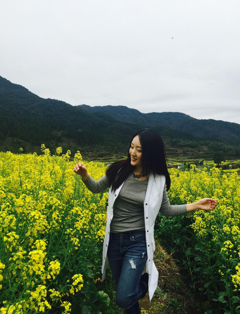 杨钰莹油菜花边甩秀发秀美腿 享受大自然