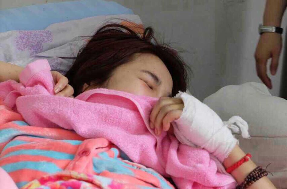 河南<a href='http://www.bjxxg.cn/ent/dianshi/' target='_blank'><u>电视</u></a>台美女主播被车撞 造成四肢多处粉碎性骨折