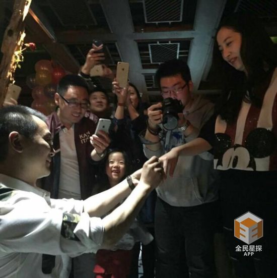 曝打星吴樾求婚成功 当场热吻准新娘