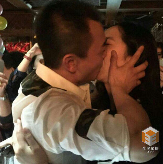 曝打星吴樾求婚成功 当场热吻准新娘