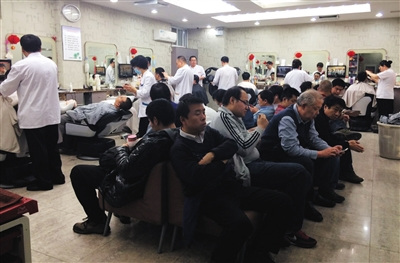 龙抬头：顾客凌晨5点排队等理发平均等待约3小时