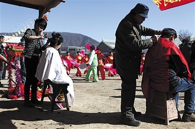 龙抬头：顾客凌晨5点排队等理发 平均等待约3小时