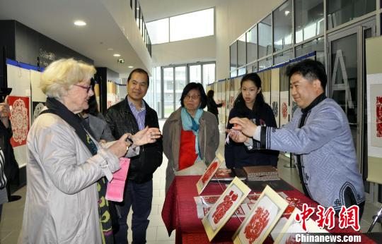 内蒙古剪纸艺术“花”开巴黎受民众追捧